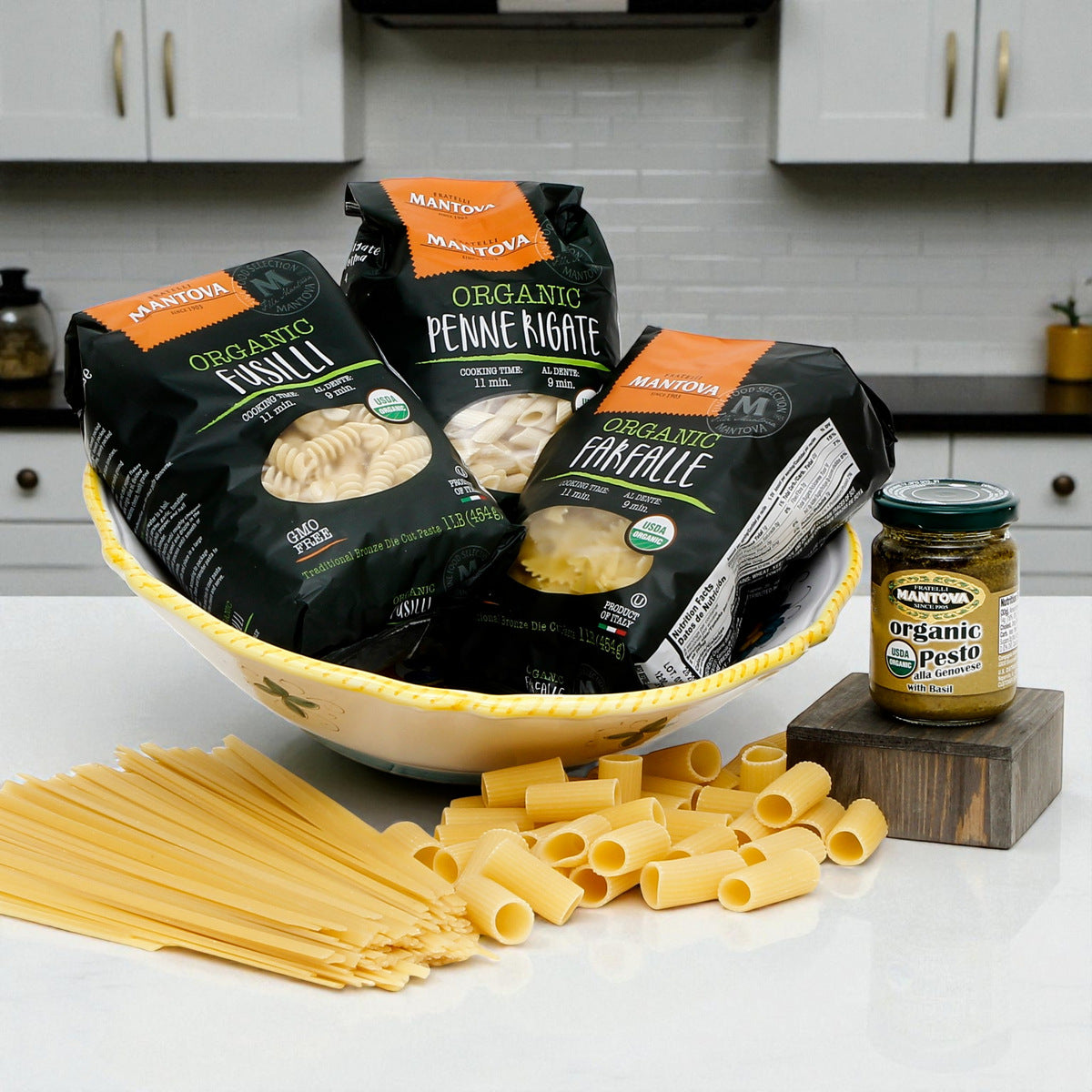GIFT BUNDLES: Deruta Pasta Bowl with 3 Organic Pasta + Pesto Sauce - RAFFAELLESCO CLASSICO design