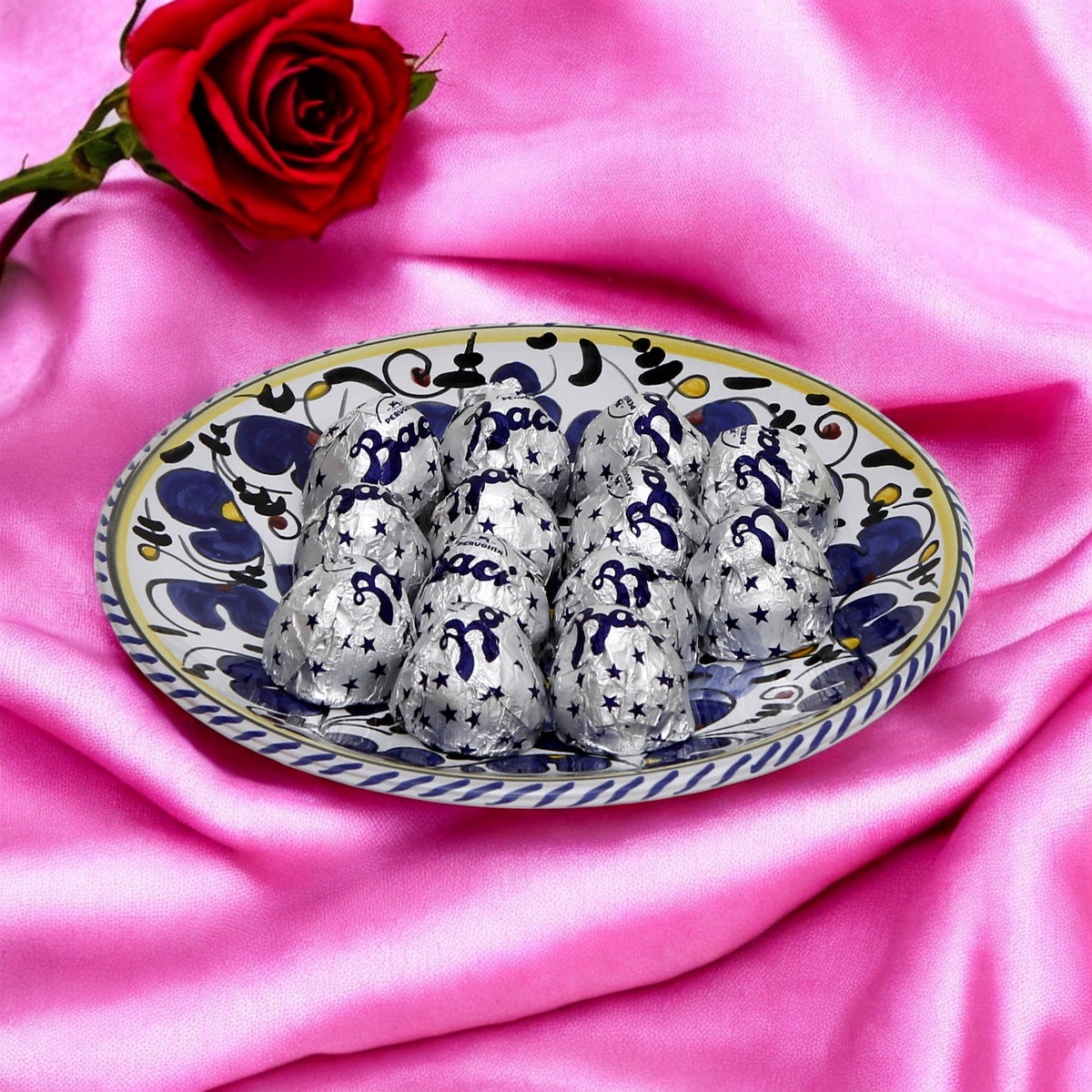 LOVE.ly Deruta Small Round Plate with 12 Baci Perugina - ORVIETO BLUE ROOSTER design