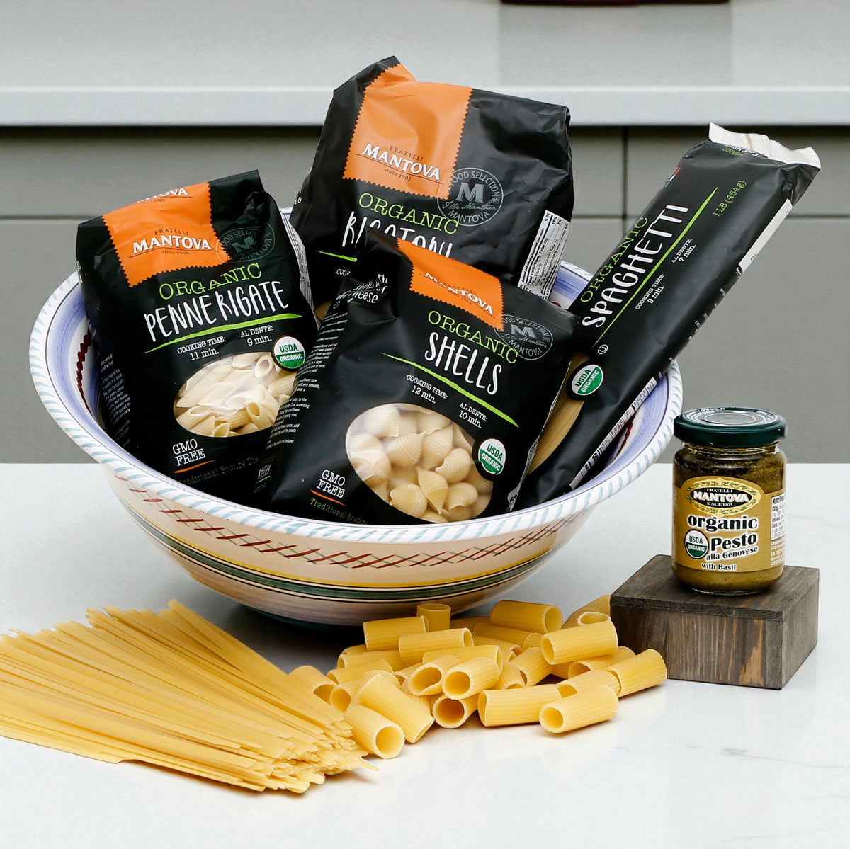 GIFT BUNDLES: Deruta Large Bowl with 4 Organic Pasta + Pesto Sauce - ORVIETO GREEN ROOSTER design