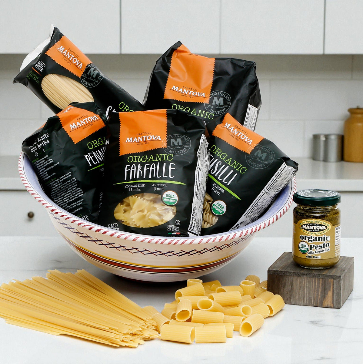 GIFT BUNDLES: Deruta Large Bowl with 5 Organic Pasta + Pesto Sauce - ORVIETO RED ROOSTER design