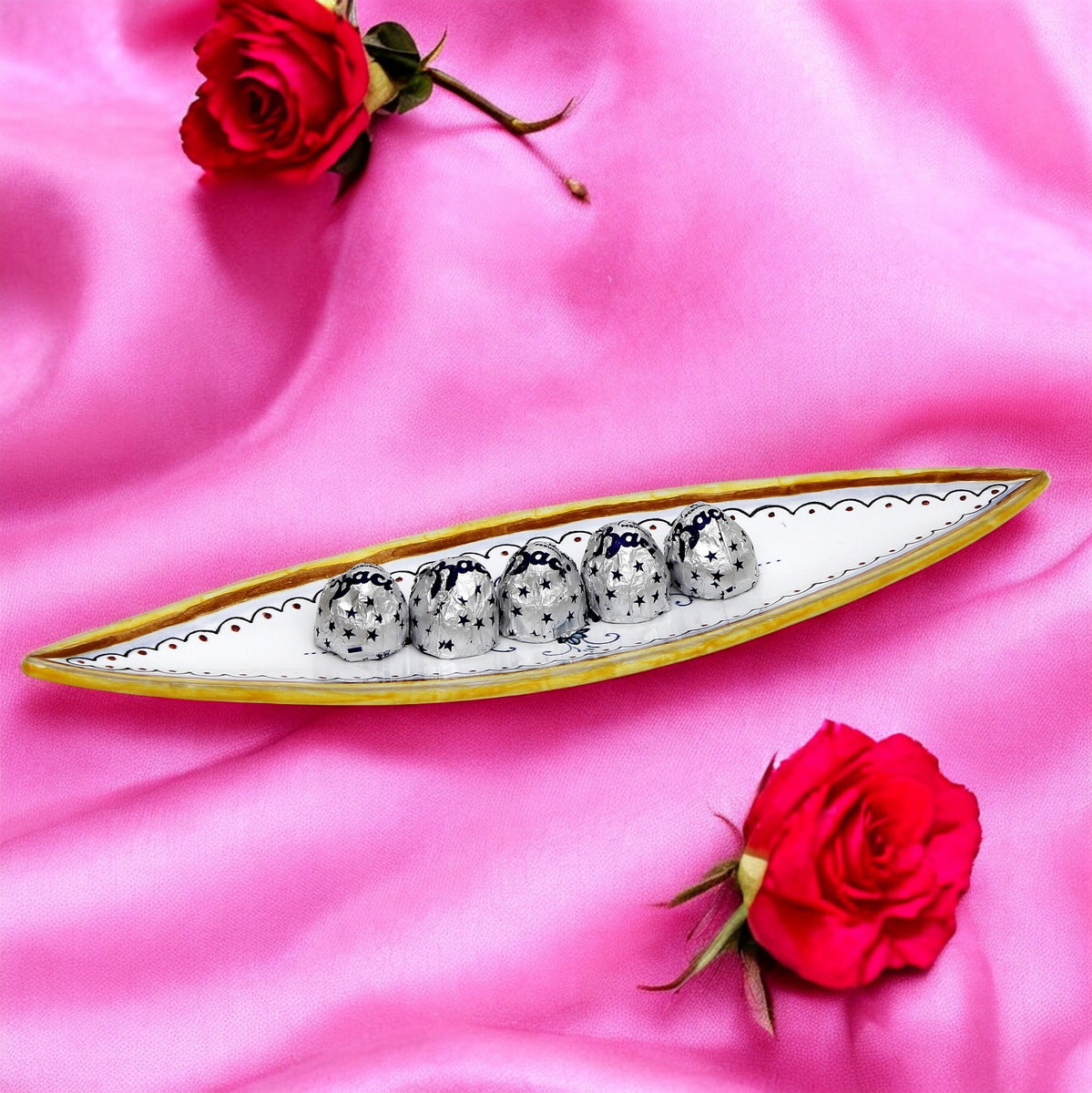 LOVE.ly Deruta Slim Oval multi purpose small tray with 5 Baci Perugina - RICCO DERUTA design