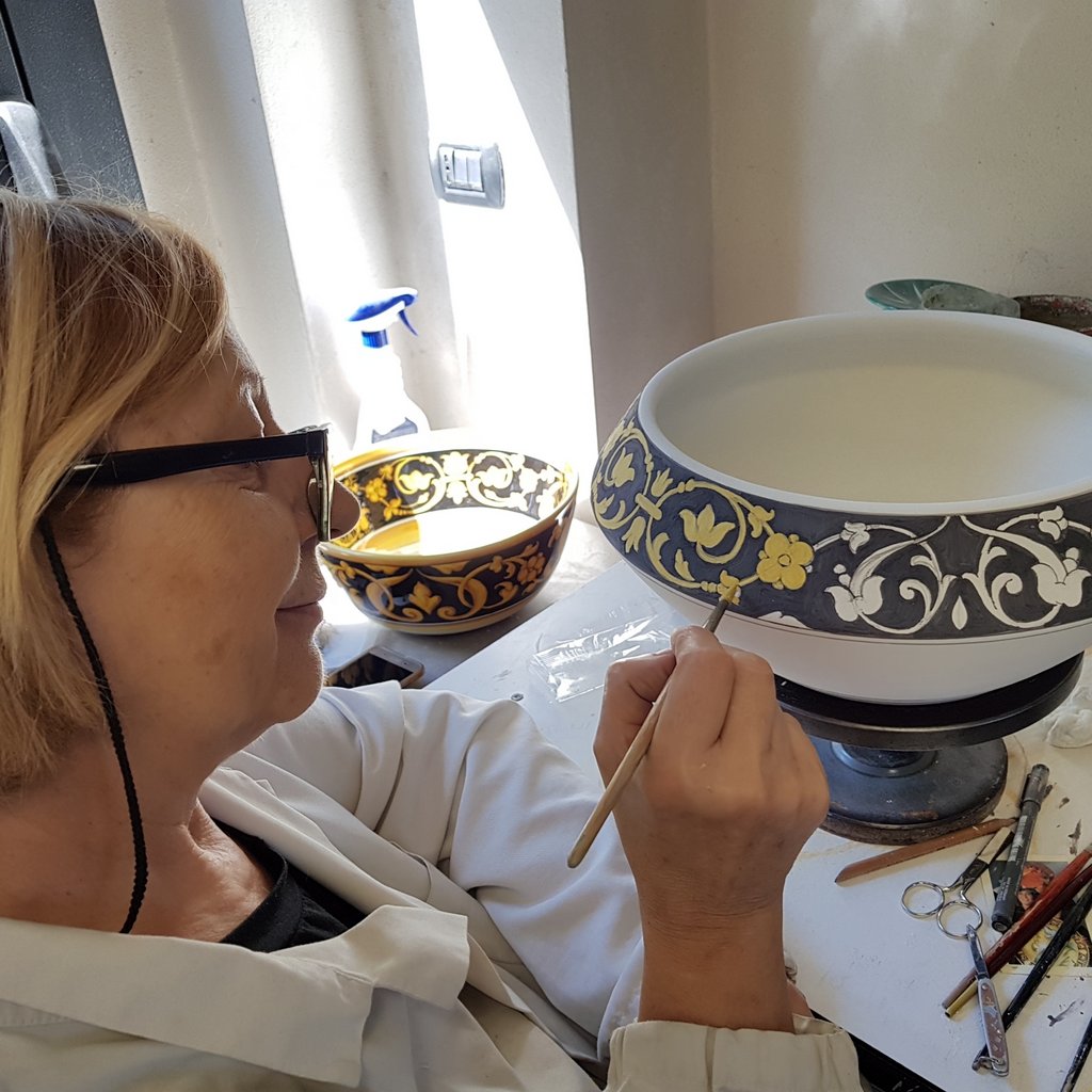 DERUTA BELLA: Fruit Bowl Centerpiece - Black & Gold Design - (Premium Masterpiece by Francesca Niccacci) - Artistica.com