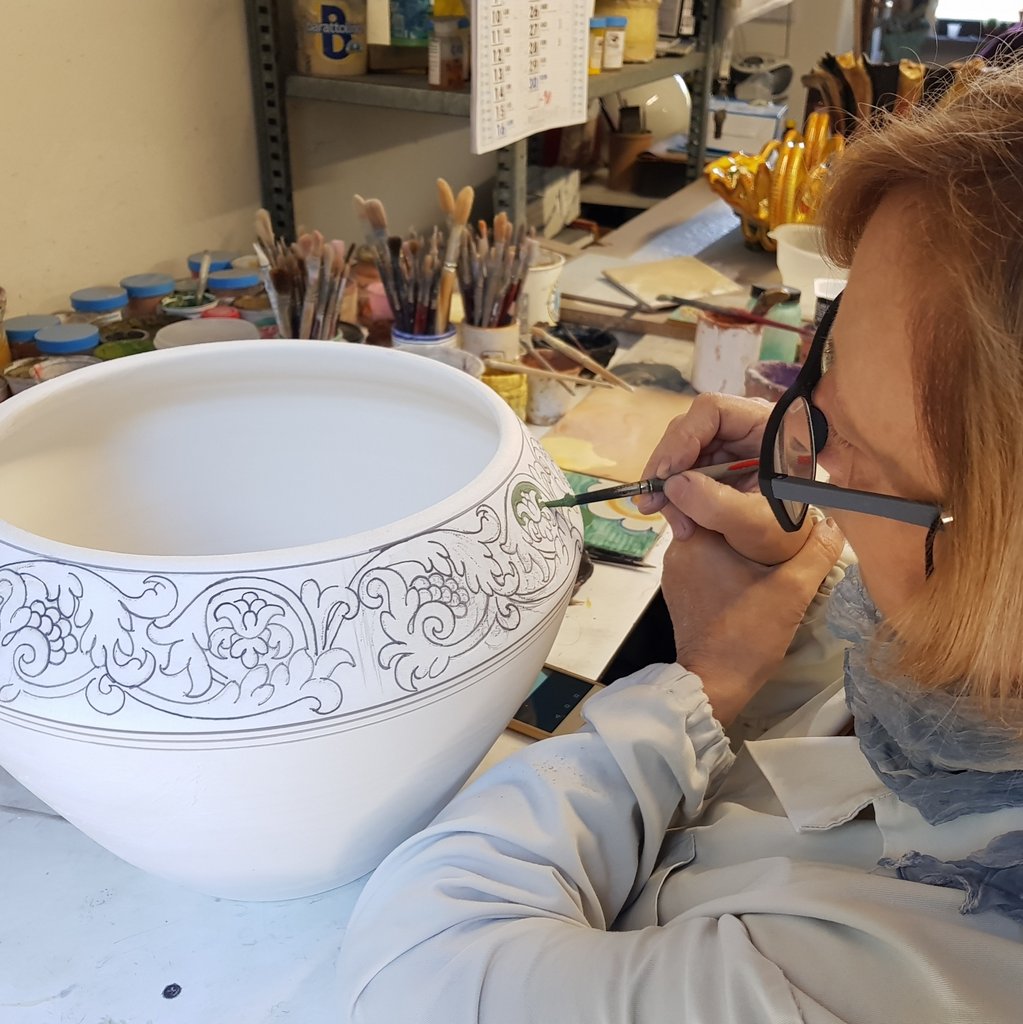 DERUTA BELLA: Fruit Bowl Centerpiece - Black & Gold Design - (Premium Masterpiece by Francesca Niccacci) - Artistica.com