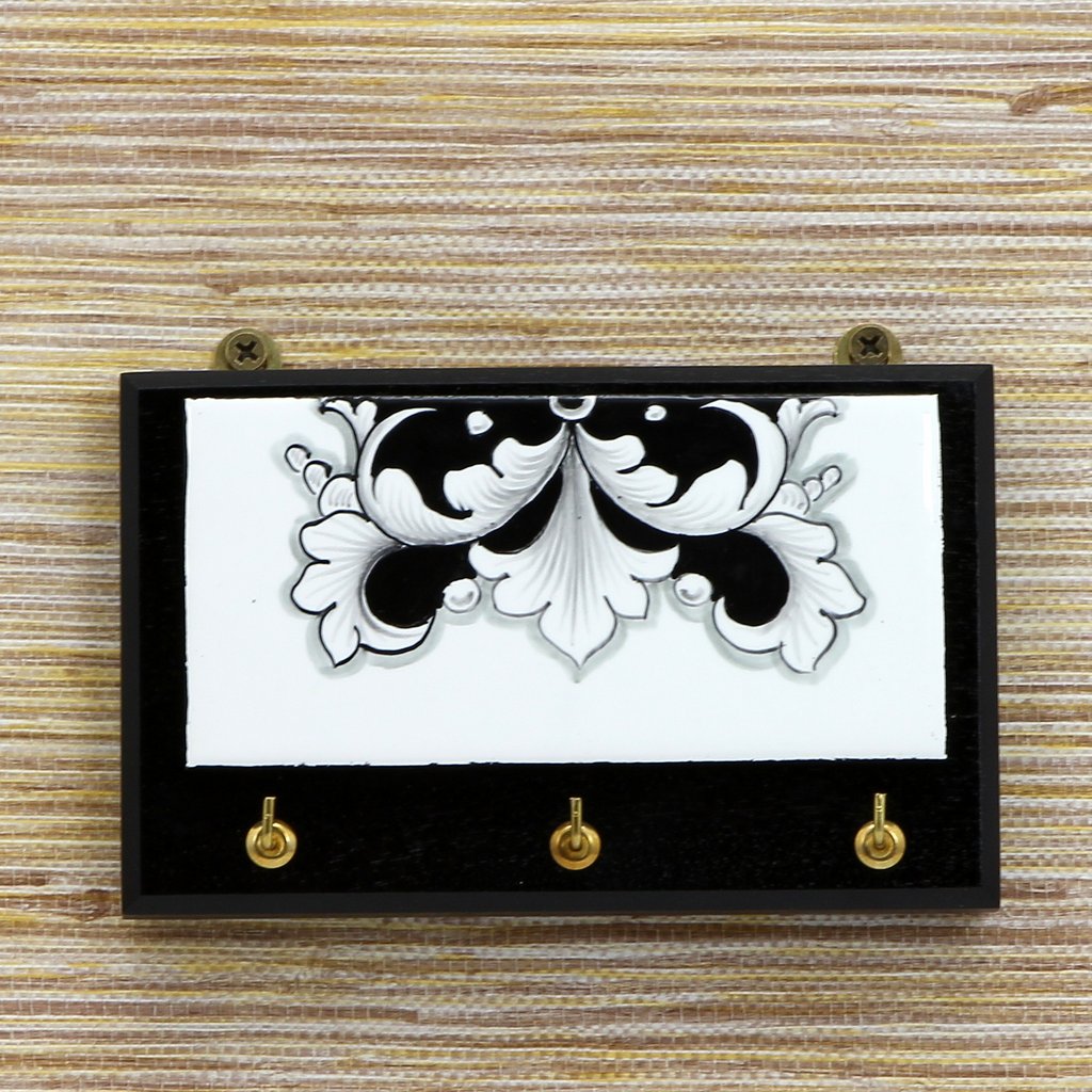 DERUTA VARIO NERO: Keys Hanger with Hand Painted Ceramic tile on Hard Wood base. Brass Hooks - Artistica.com