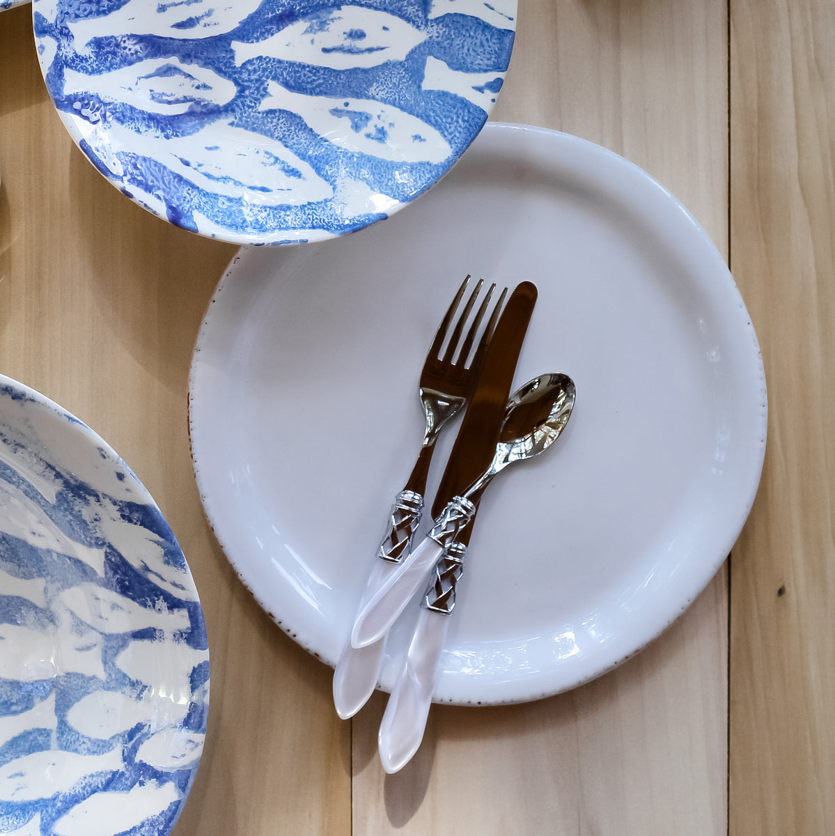 VIETRI: Aladdin Five Piece Place Setting WHITE - Artistica.com